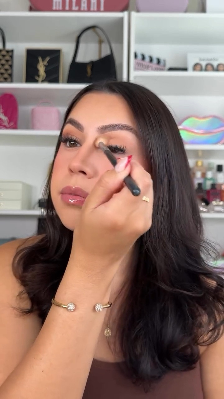 Easy beginner friendly eyeshadow 🤍

#eyeshadow #beginnermakeup #makeuptutorial