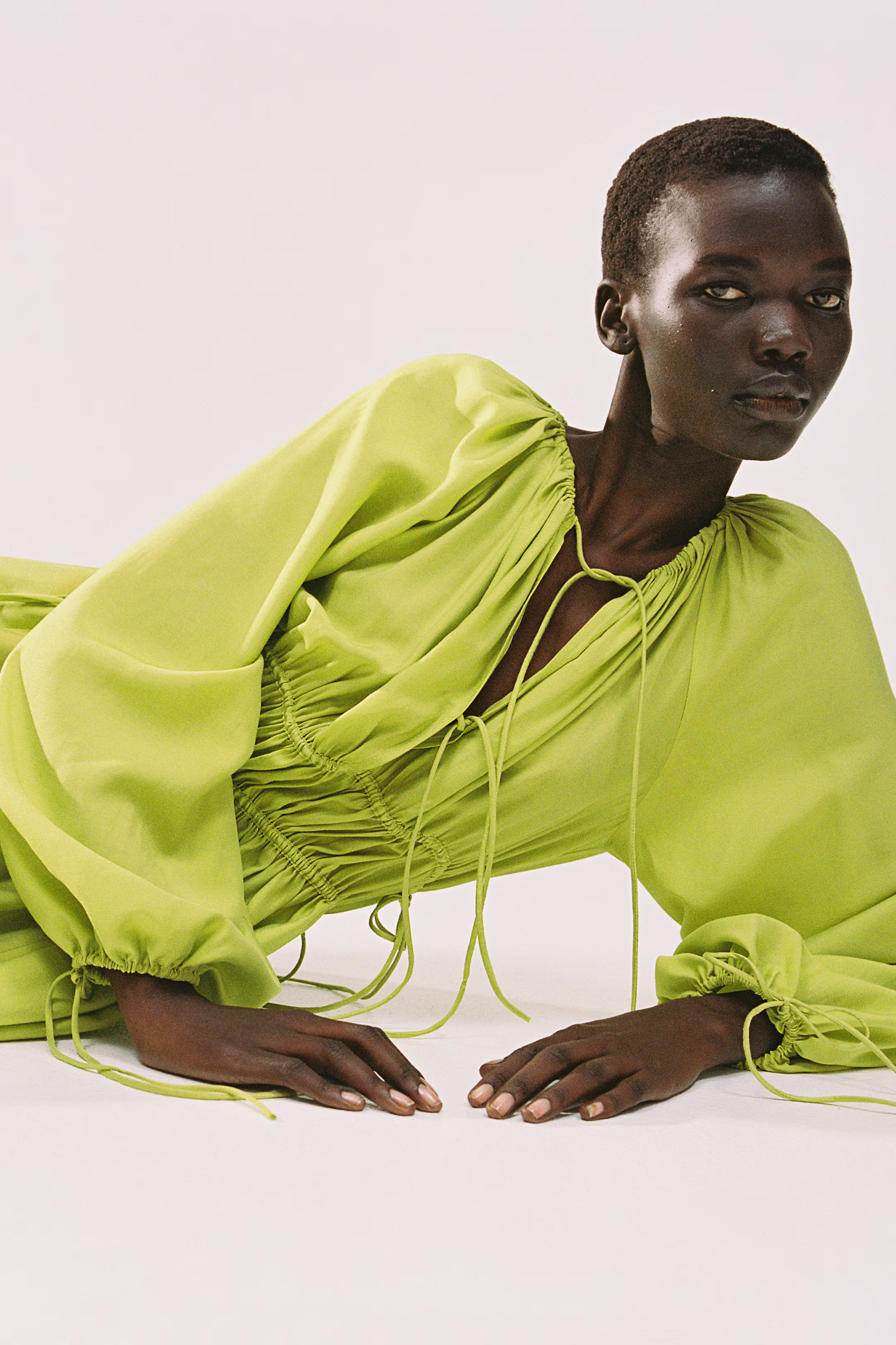 Oversized drawstring-detail dress - Scollo a V - A maniche lunghe - Verde lime - DONNA | H&M IT | H&M (FR, IT, ES, PT, BE)