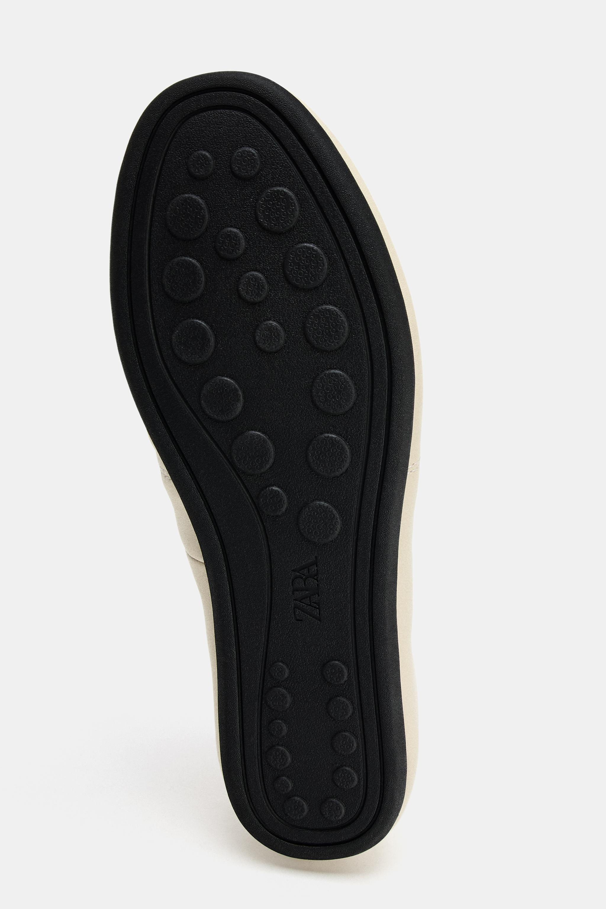 Flat shoes in soft leather. Derby style. Back pull tab detail. Lace closure. Flat sole. Rounded t... | Zara US
