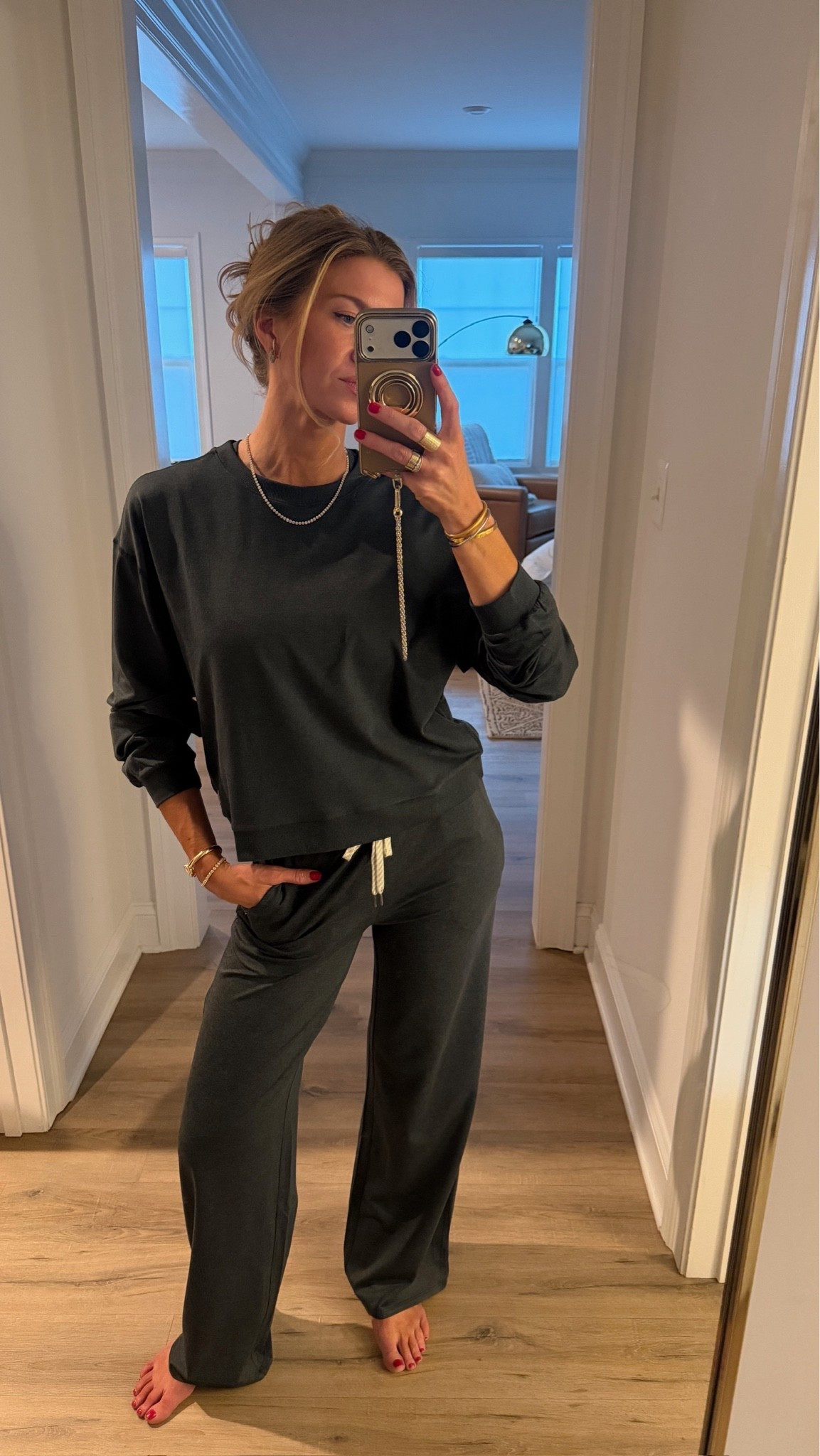 Headed to LTK Con today in the comfiest pieces! 

Crew neck runs TTS, I’m wearing a large for an oversized fit 
Pants run TTS, wearing a S reg length
Tank runs TTS, wearing an XS

#LTKCon #LTKootd #LTKTravel