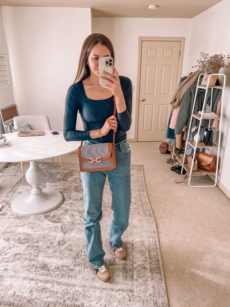 Crossbody bag I’m loving. Such a classic look 