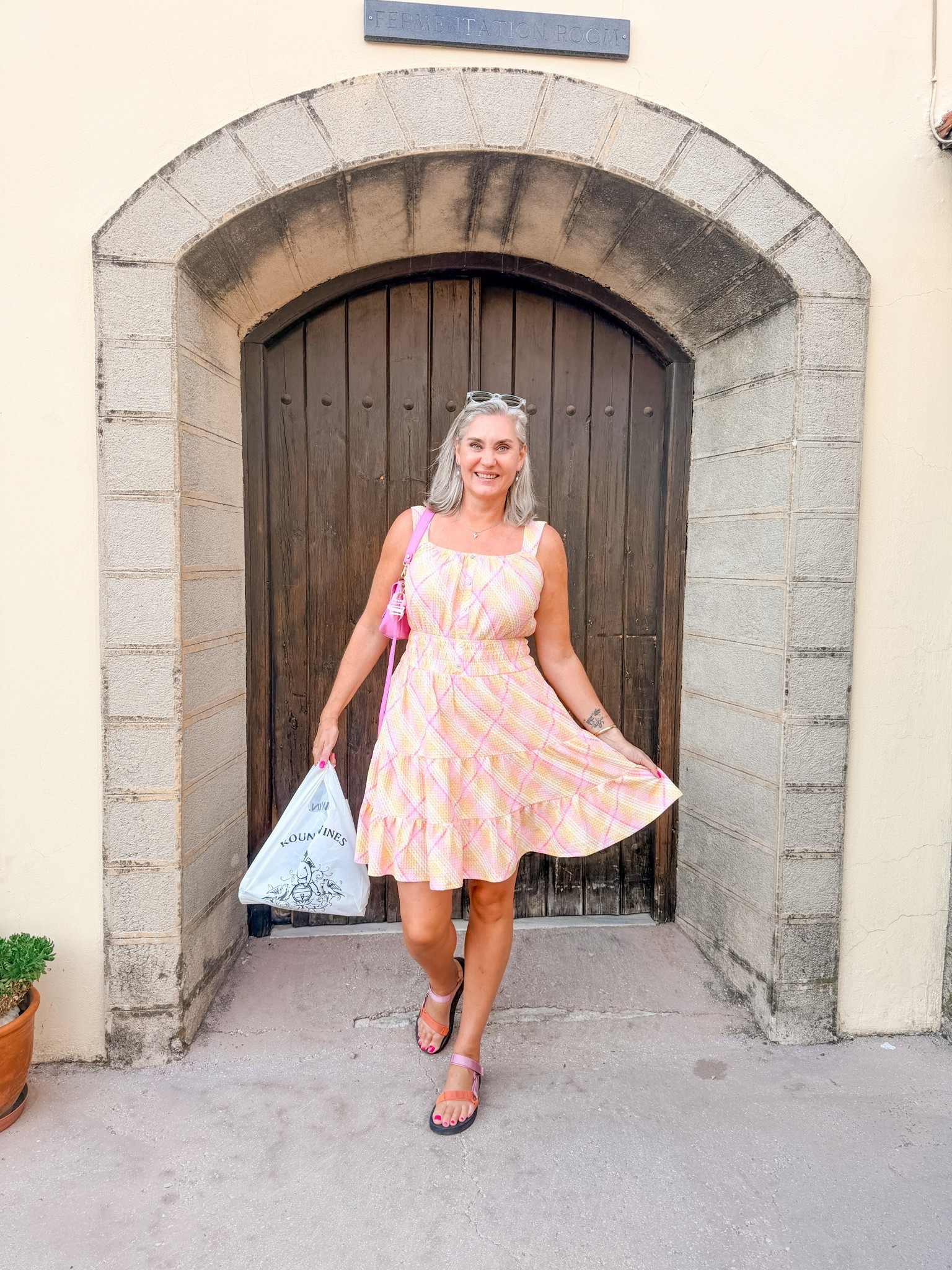 OOTN - Woensdag. Een geruit jurkje in verschillende roze tinten en lime groen. Ik draag maat 42/tall. Teva sandalen zijn oud en het roze leren tasje is een oudje van Luvvies by Saar.