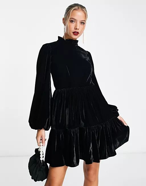 Zamatové mini šaty ASOS DESIGN s vreckami a koláčovým výstrihom v čiernej farbe | ASOS (Global)