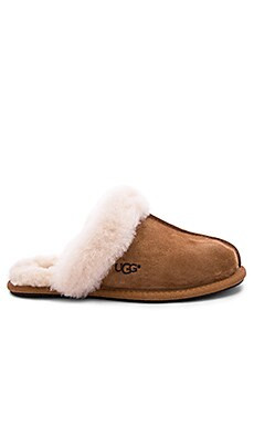UGG Scuffette II Shearling Slipper in Chestnut from Revolve.com | Revolve Clothing (Global)