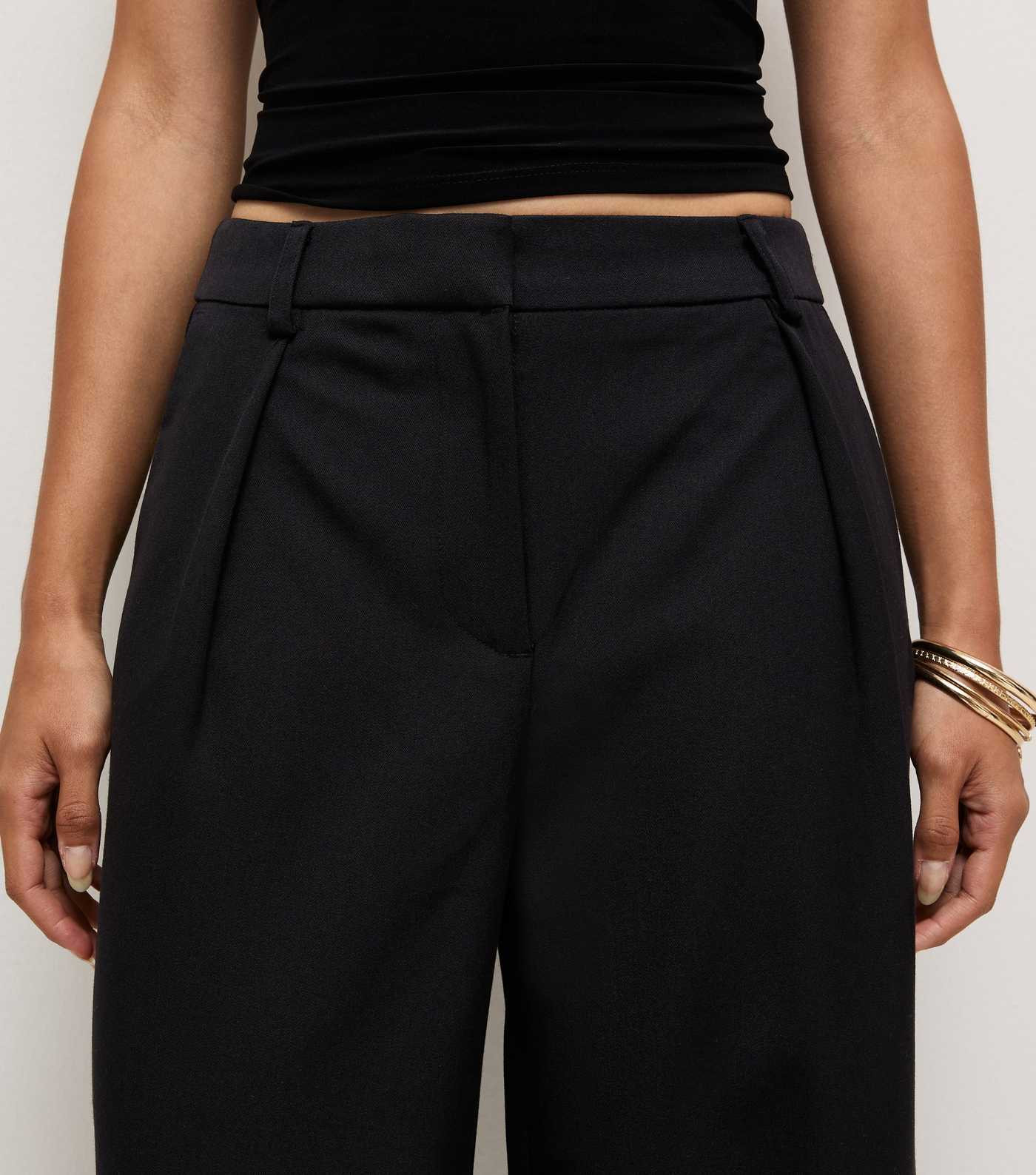 Black Woven Tailored Barrel Leg Trousers | New Look | New Look (UK)