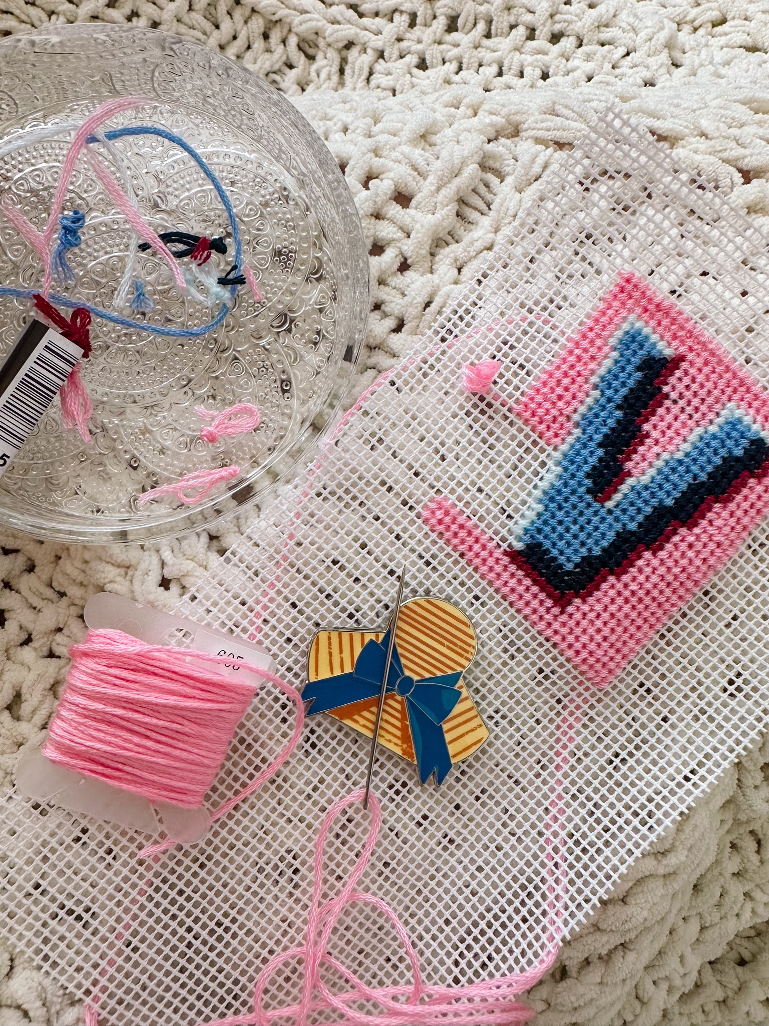 I love a quick needlepoint project - something so satisfying about being able to completely finish in a few days!! Making a little bag charm for my Boat ‘N Tote!! 🩷👜