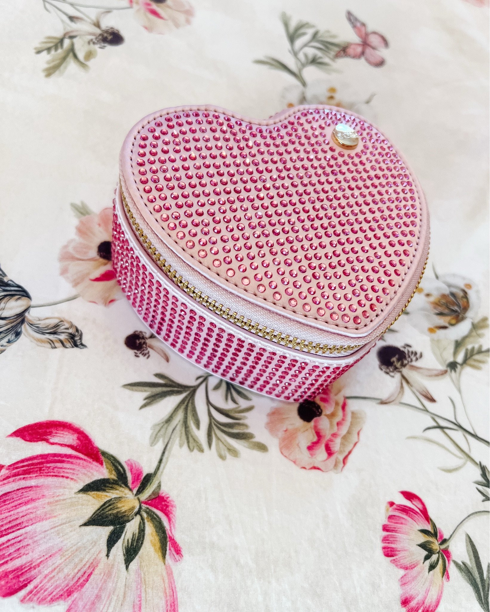 Bejeweled Heart 💗✨

#jewelry #stoneyclover #bag #ltkitbag #funfinds #valentine #valentinegift #bemine #love #pink #ltkkids #ltktravel #travelbag 

#LTKGiftGuide #LTKSeasonal