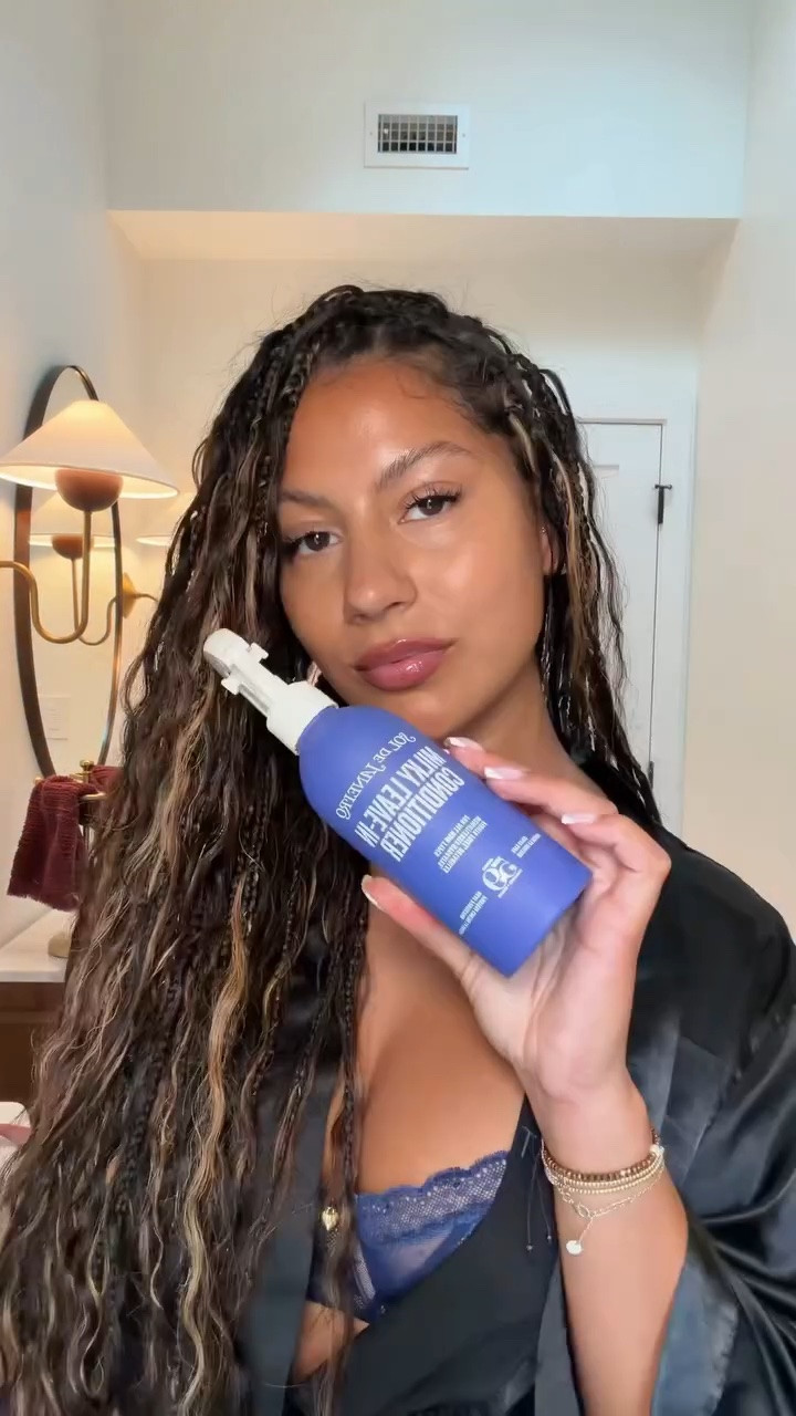 My current sleep routine with my boho braids! 🖤 lmk if you want the 🔗 to this bonnet! 🫶🏽

@minhabeauty magic detangling brush 🪮
@soldejaneiro leave in conditioner 🧞

#braids #protectivestyles #bohobraids #curlyhair #curlyhairstyles