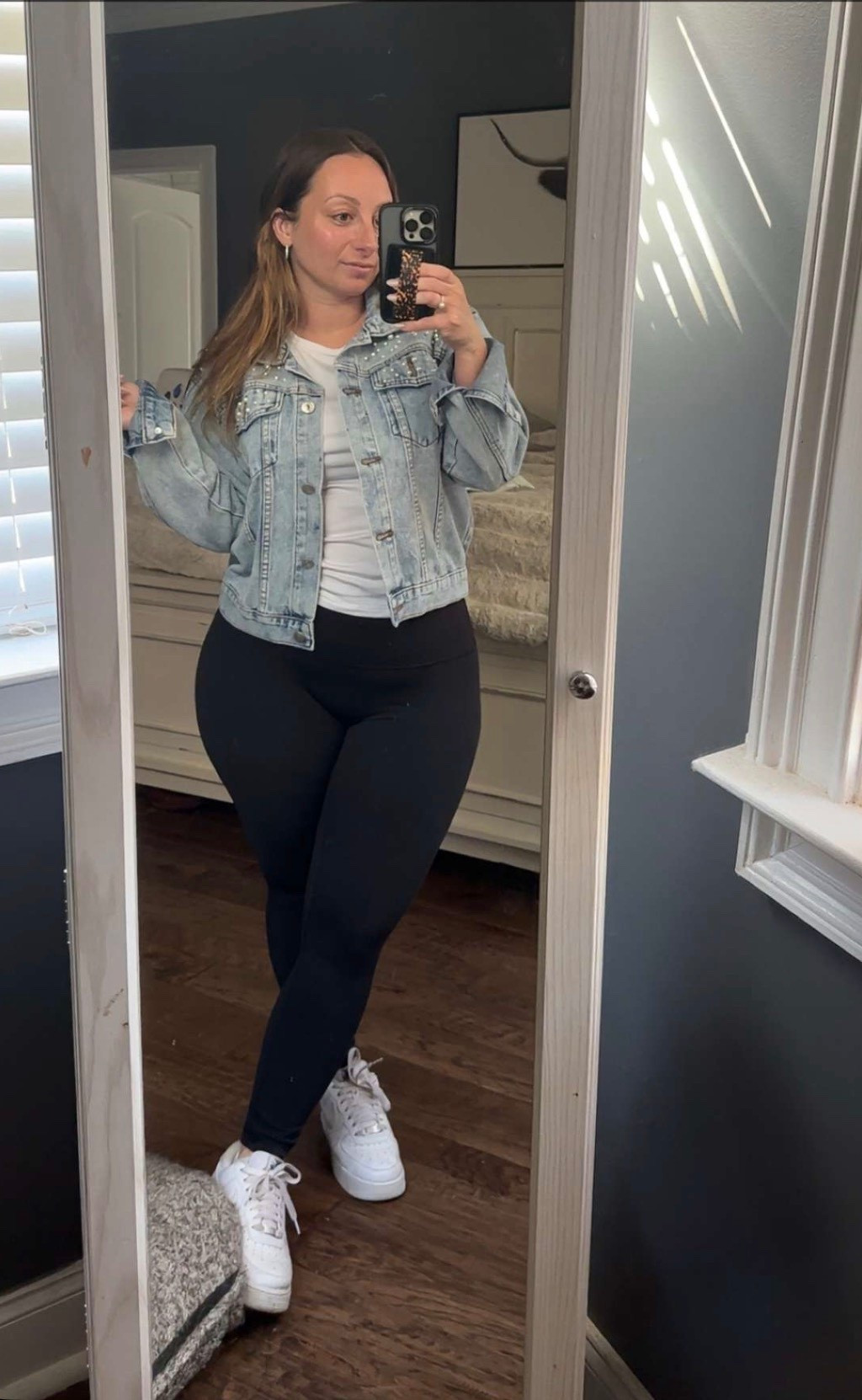 Leggings and a denim jacket >>