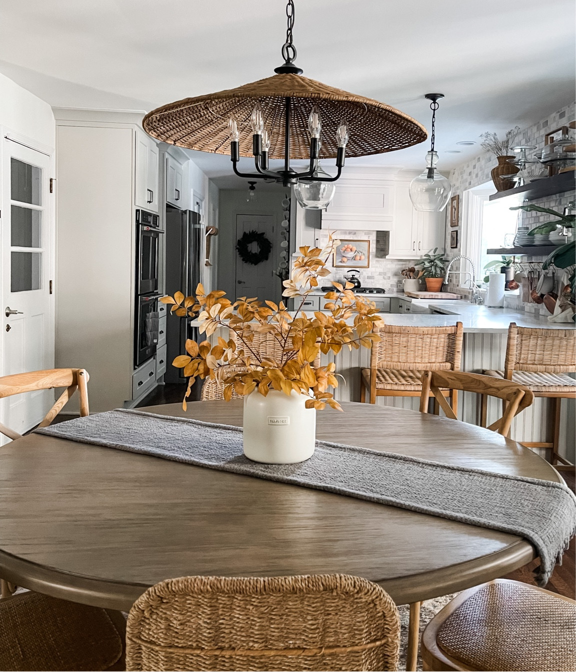 Autumn home decor! 🍂

#autumndecor #falldecor #centerpiece #fallflorals #fallcenterpiece #kitchendecor #pendantlight #chandelier #counterstool #diningchair 