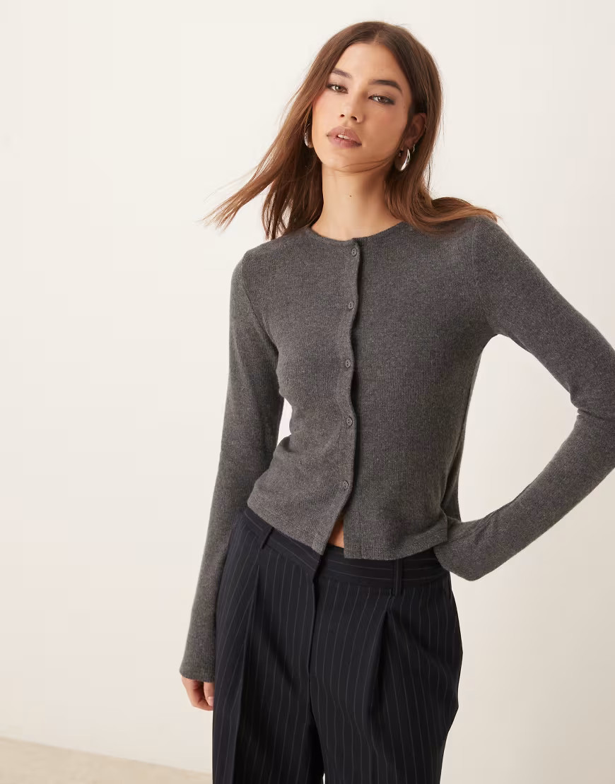 ASOS DESIGN – Knapp geschnittene, angeraute Strickjacke in Grau | ASOS (Global)