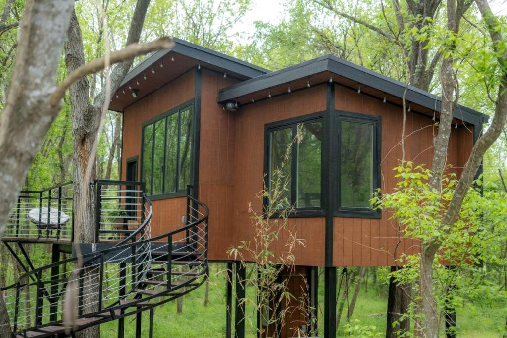 Spectacular Luxurious Tree House with Jacuzzi and Fire Pit in Texas | Booking.com North America