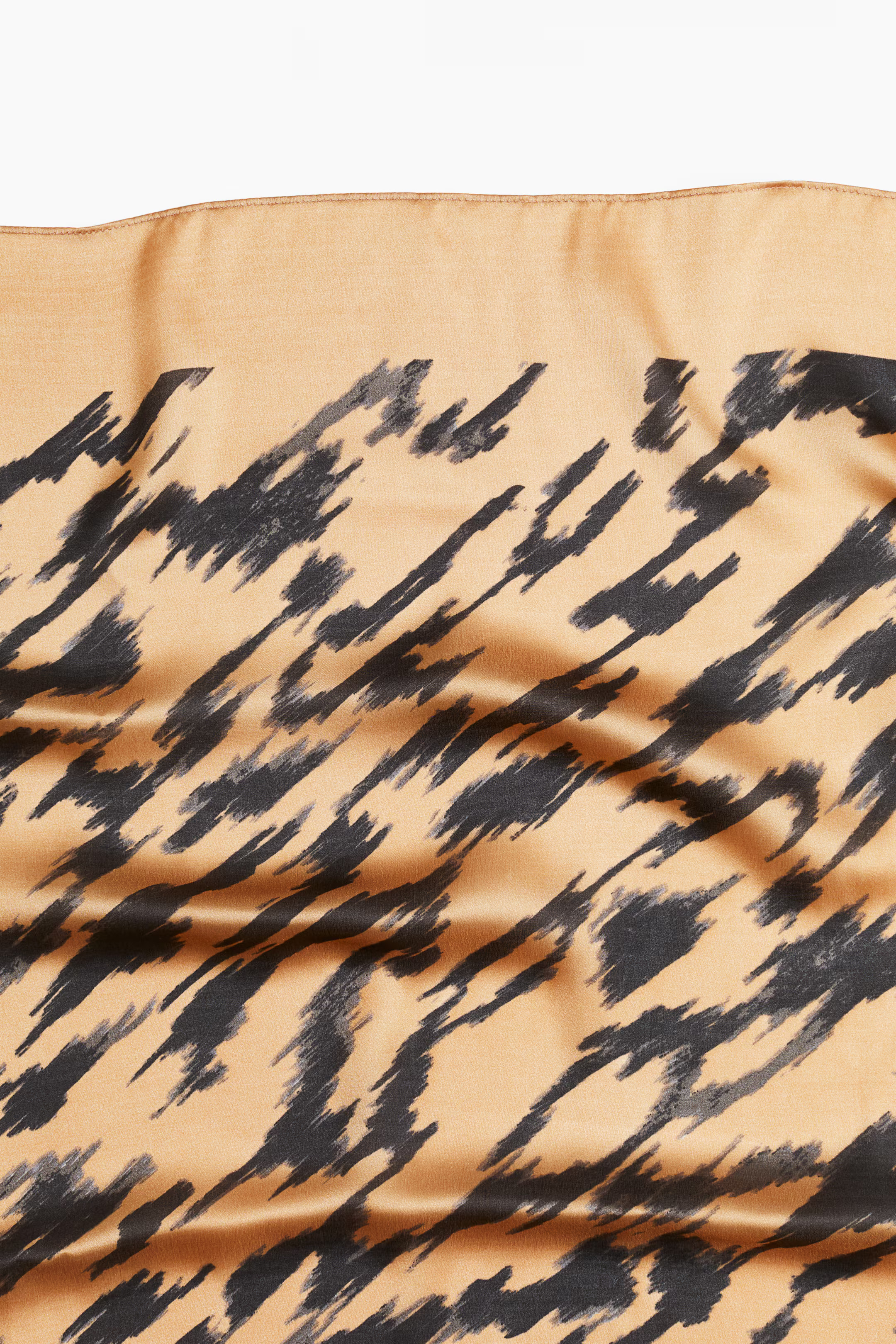 Patterned scarf | H&M (UK, MY, IN, SG, PH, TW, HK)