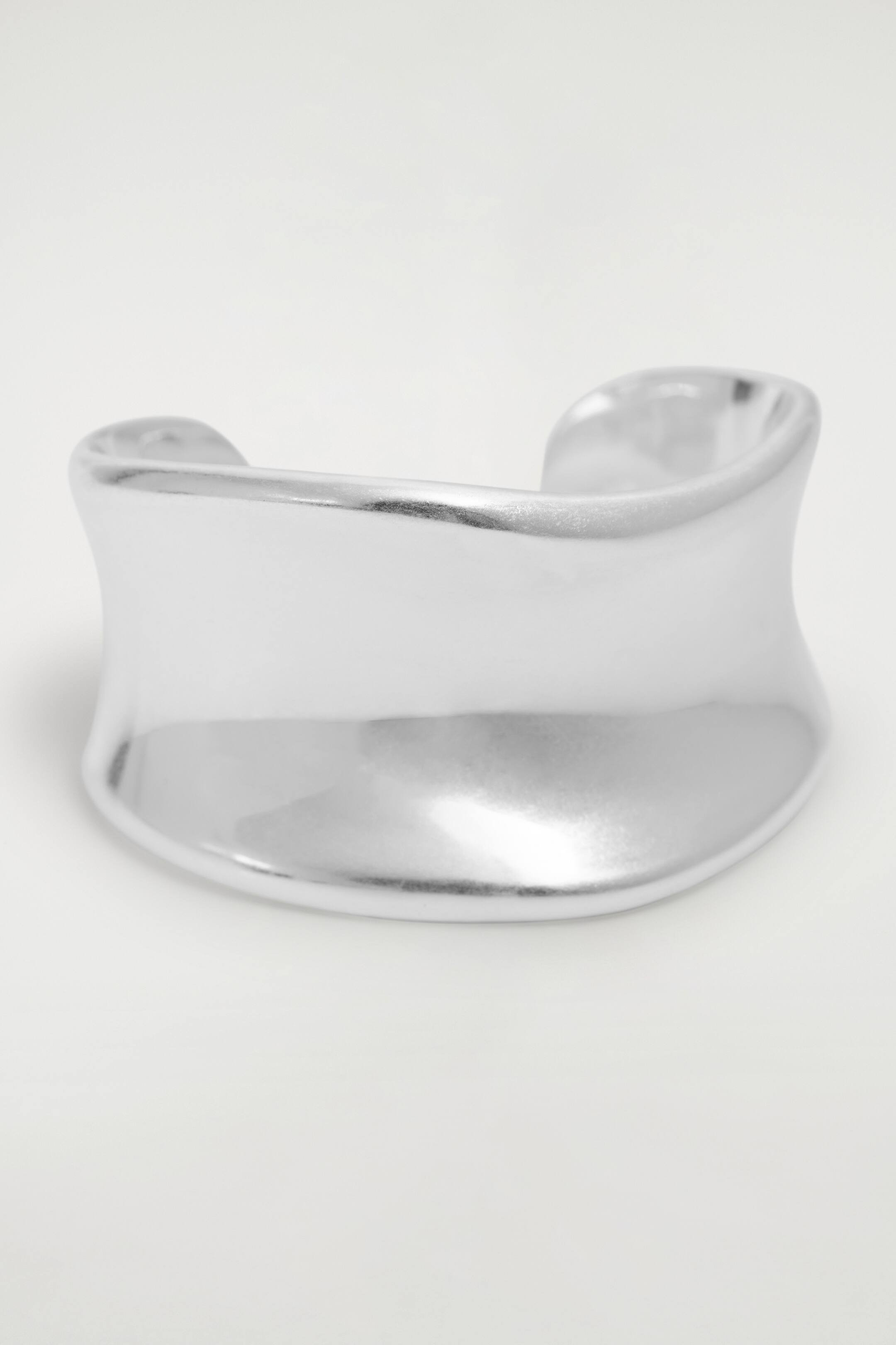 SKULPTURALE GEBÜRSTETE ARMSPANGE | H&M (DE, AT, CH, NL, FI)