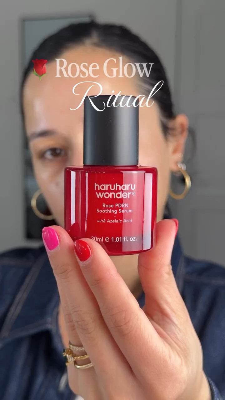 Day by Day 🌹 

Key Benefits 
🌹 Deep hydration
✨ Skin glow / radiance
🧬 Barrier repair
💧 Plumping effect
🌸 Calming and soothing

Best for
- Dull skin
- Dehydrated skin
- Sensitive or damaged barrier 
- Early anti-aging care

@haruharuwonder_official 

#haruharuwonder 
#haruharuskincare 
#haruharu 
#rosepdrn 
#roseserum