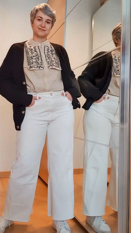 Posso mettere insieme un outfit primaverile con dei pantaloni bianchi e un top chiaro senza sembrare una gelataia? Voi cosa ne dite? 

#LTKSeasonal #LTKover40 #LTKmidsize