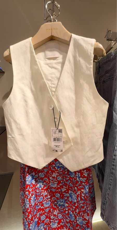 I love vests, they're my new obsession, and if they're white, even better! These pieces elevate any look, are easy to mix and match, and I can think of over 15 possible combinations! Definitely a must-have! ✨💐

#LTKstyletip #LTKspring #LTKsummer