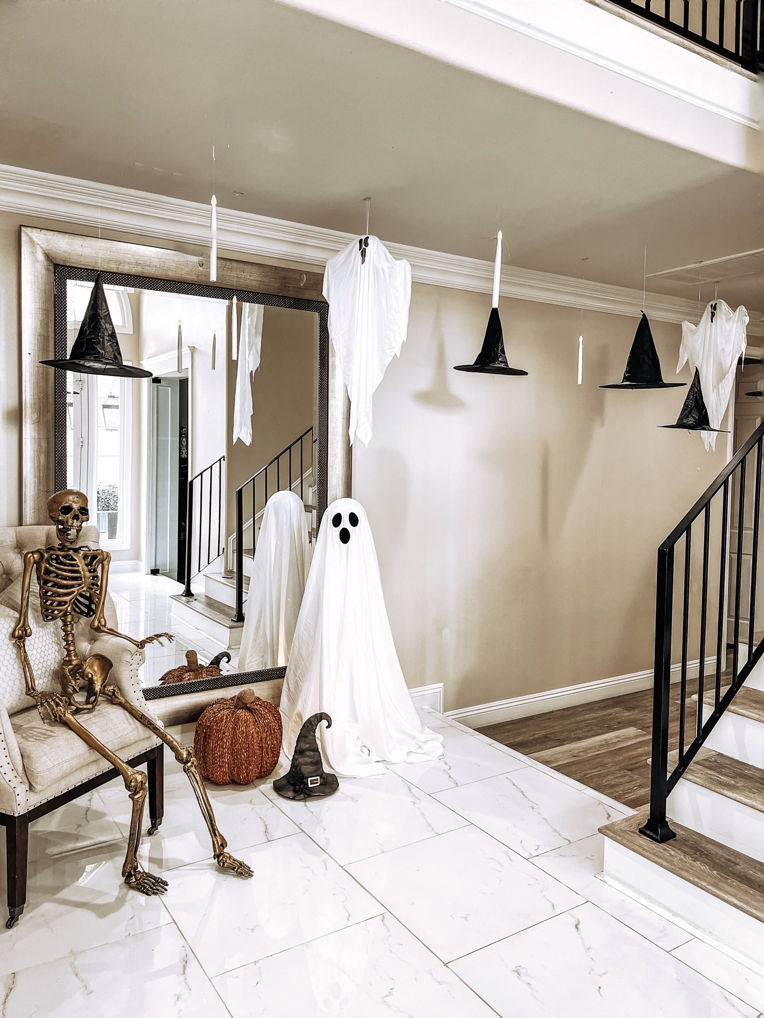 Halloween hallway 


#LTKfamily #LTKHalloween #LTKhome
