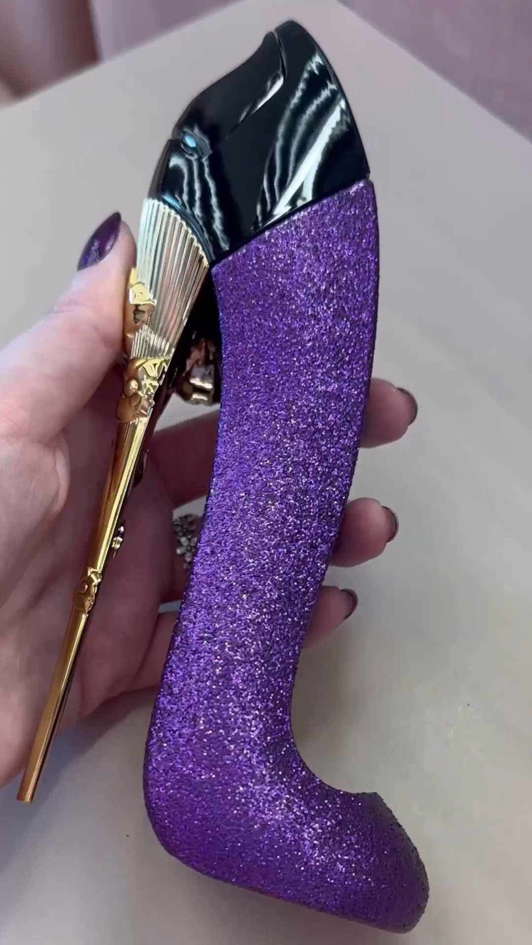 Good Girl Dazzling Garden de Carolina Hererra! 💜✨ recém lançado em 2023!

A marca diz “com um frasco roxo cintilante e uma flor dourada brilhante, Good Girl Dazzling Garden parece um sonho. Uma fusão ousada de claro e escuro, este perfume incorpora a visão de Carolina sobre a dualidade da mulher moderna.”

As notas de topo são: Jasmim e Tuberosa. A nota de coração é Amêndoa. As notas de fundo são: Cacau, Fava Tonka e Café.

#LTKbeauty #LTKbrasil