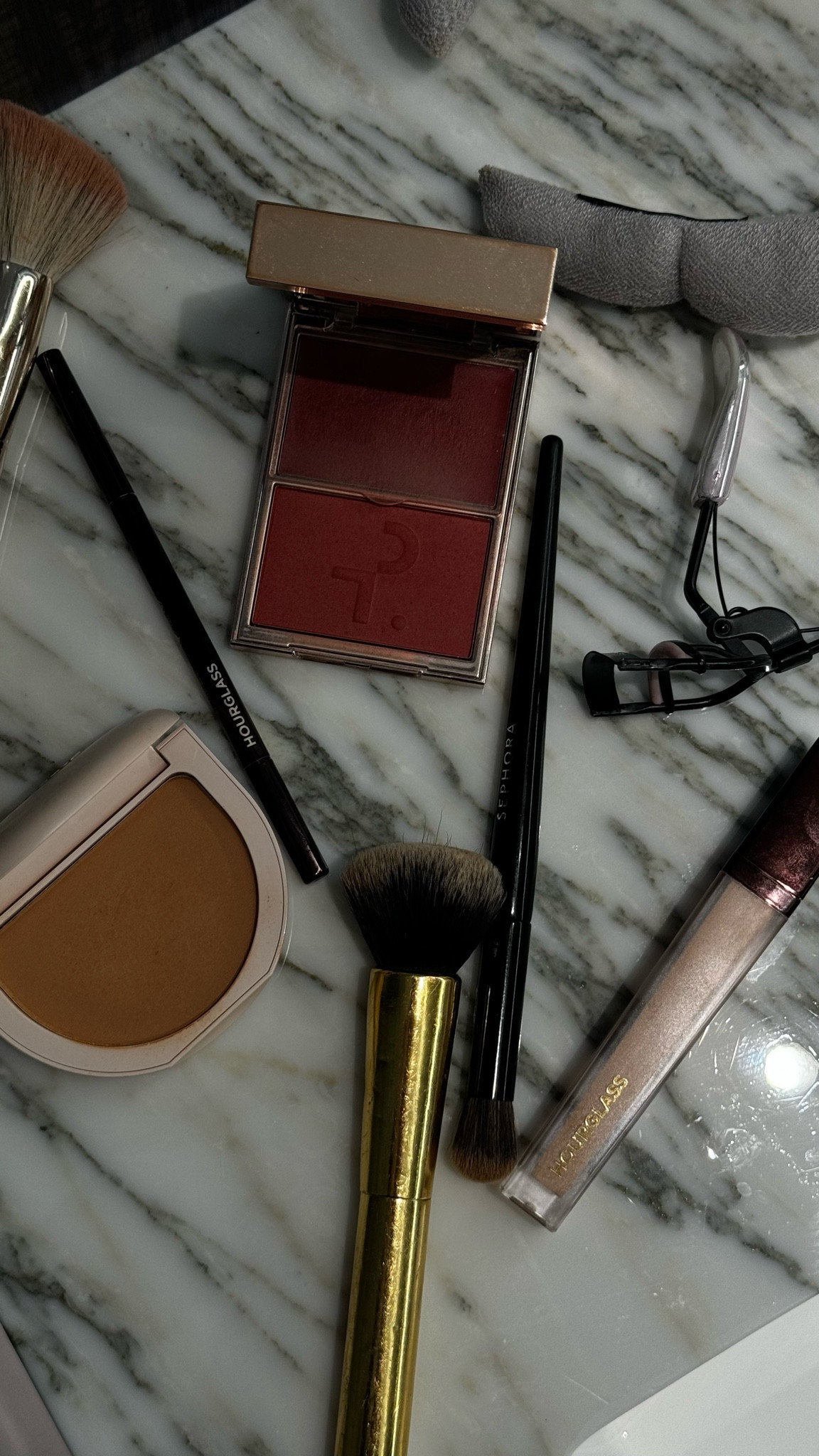 Blush - oh she’s different 
Translucent powder - sand 
Hourglass - vanish 
Brow pencil - warm brunette 