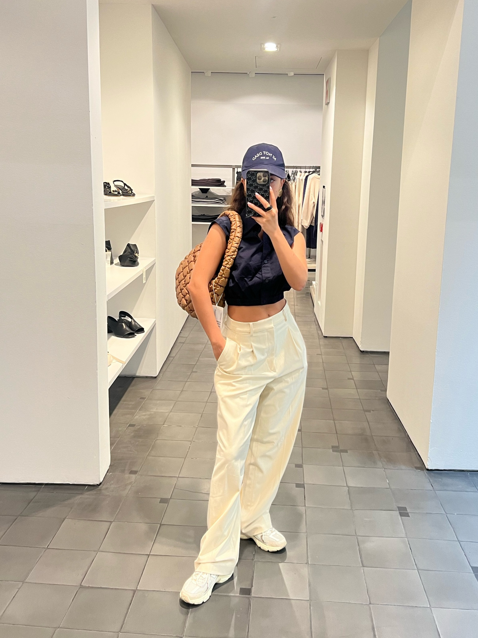 THURSDAY OUTFIT 

Outfit inspiration, autumn outfit, moda otoño, pantalón pierna ancha largo, Uniqlo, New Balance 530, COS, bolso acolchado mini, pendientes miu miu, España.

#LTKeurope #LTKSeasonal #LTKstyletip