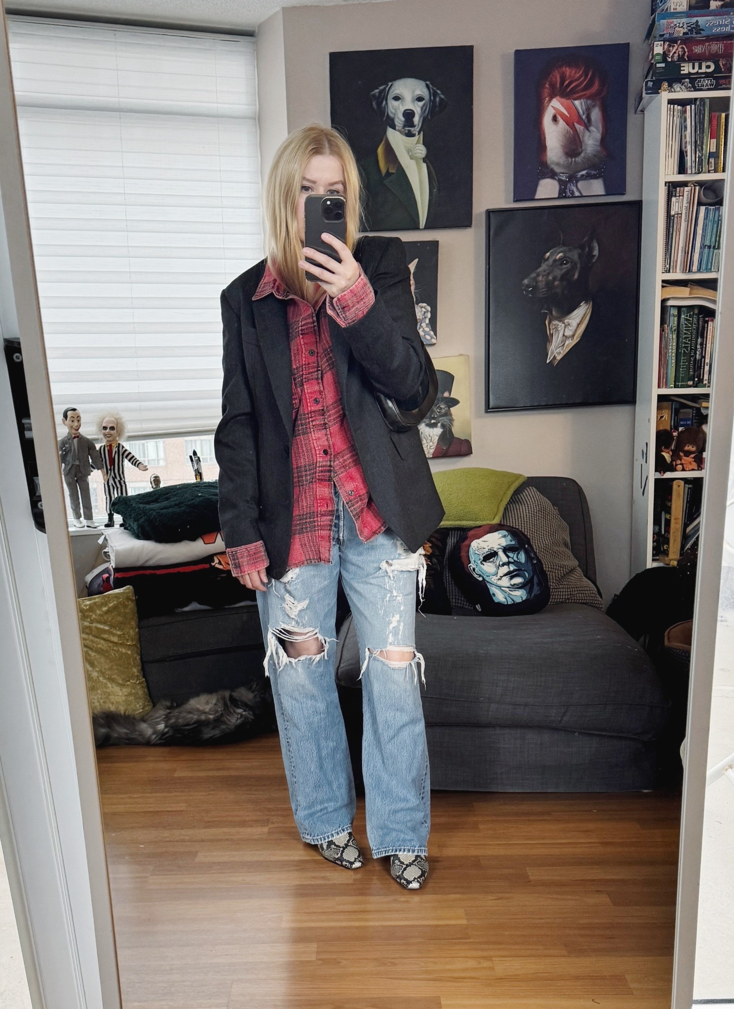 I’m all caught up now. Yesterday’s grocery shopping outfit. 
Blazer, jeans, and bag are secondhand/vintage.



#LTKootd #LTKOver40