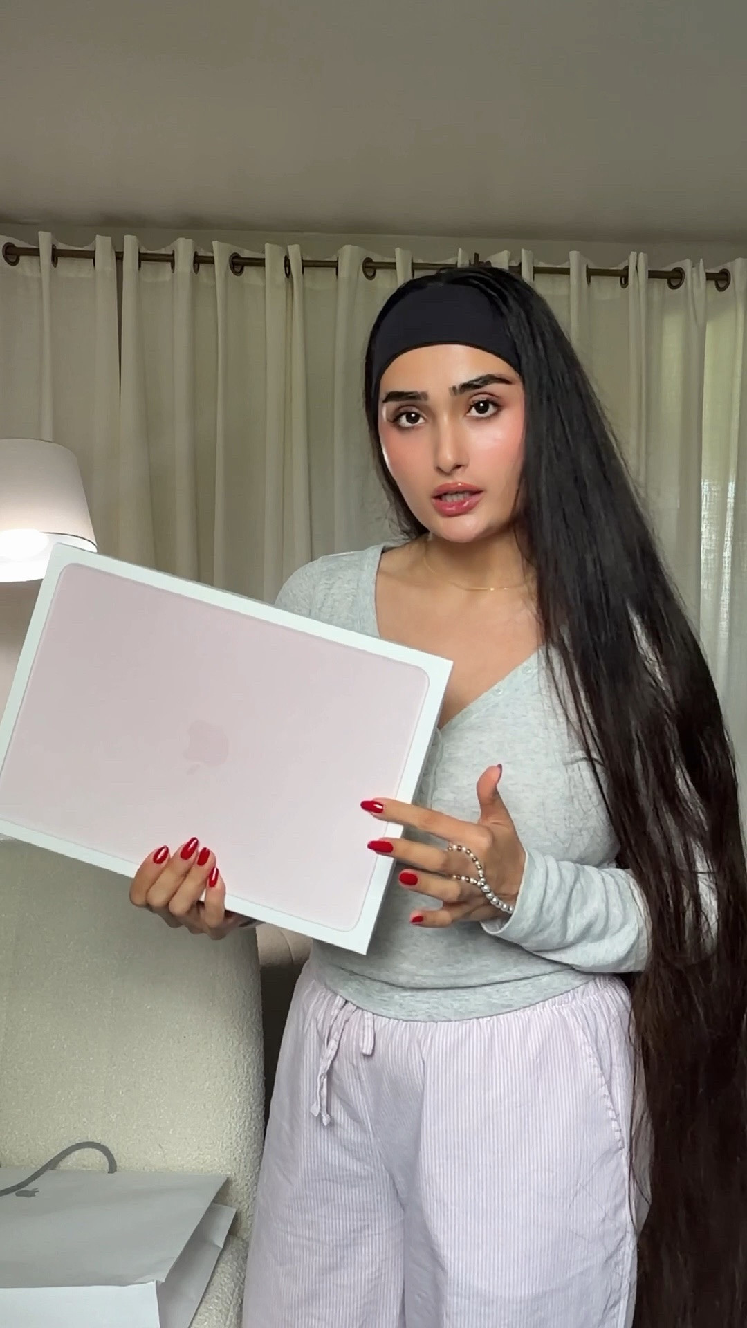 Can we please get this pretty pink color in an air or pro 
🔗 on this video and in my bio 🫶🌸

#apple #macbookneo