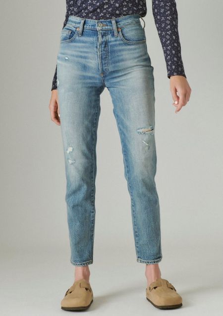 Ripped Mom Jeans | Fall outfits 

#LTKSeasonal #LTKsalealert #LTKfit