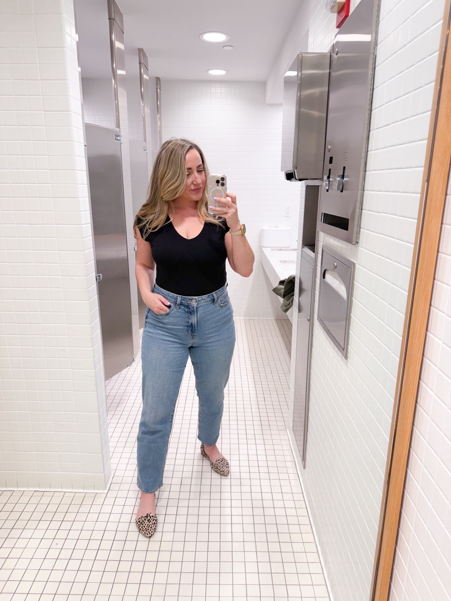 Dropped a pant size 🥹 loving these jeans from old navy. The fit and wash are perfect! 

#LTKootd #LTKfitnessgoals #LTKmomlife
