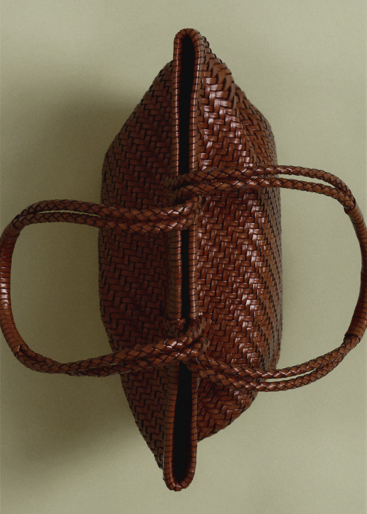 Medium braided leather shoulder bag - Women | MANGO USA | Mango (US/MX/AU)