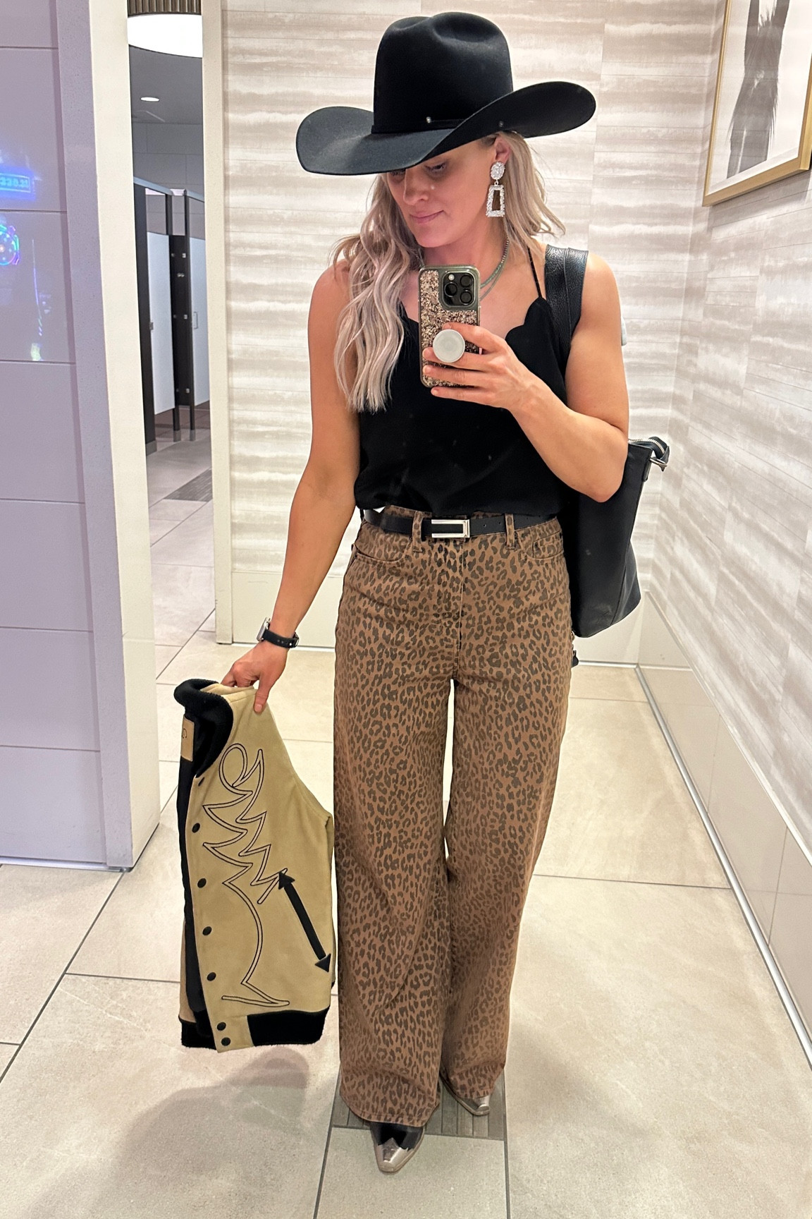 The best leopard pants you’ll ever wear! These are SO comfy, and are great for all you tall girls! 

I’m 5’7”, wearing a 2-5-3” bootie, and they still hit the ground. 

I did size down one size to a 27, so I encourage you to do the same! 