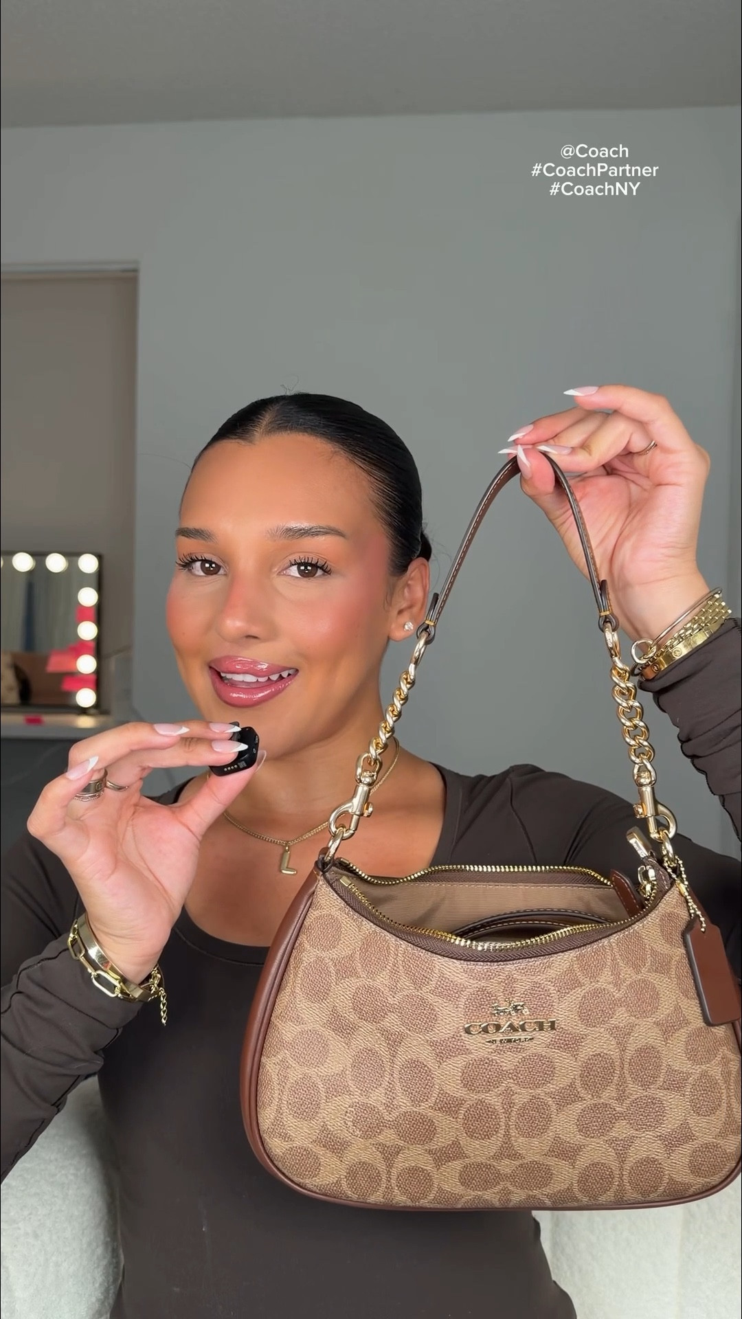 #ad what's actually in my everyday bag lately I've been carrying the Teri Shoulder Bag in Signature Canvas from @coach and it fits way more than you'd expect... so here's everything I keep inside👀
(linked on my LTK if you want to see the bag ) https://liketk.it/609pM
@shop.ltk #liketkit #CoachPartner #CoachNY 

#LTKootd #LTKU #LTKSeasonal