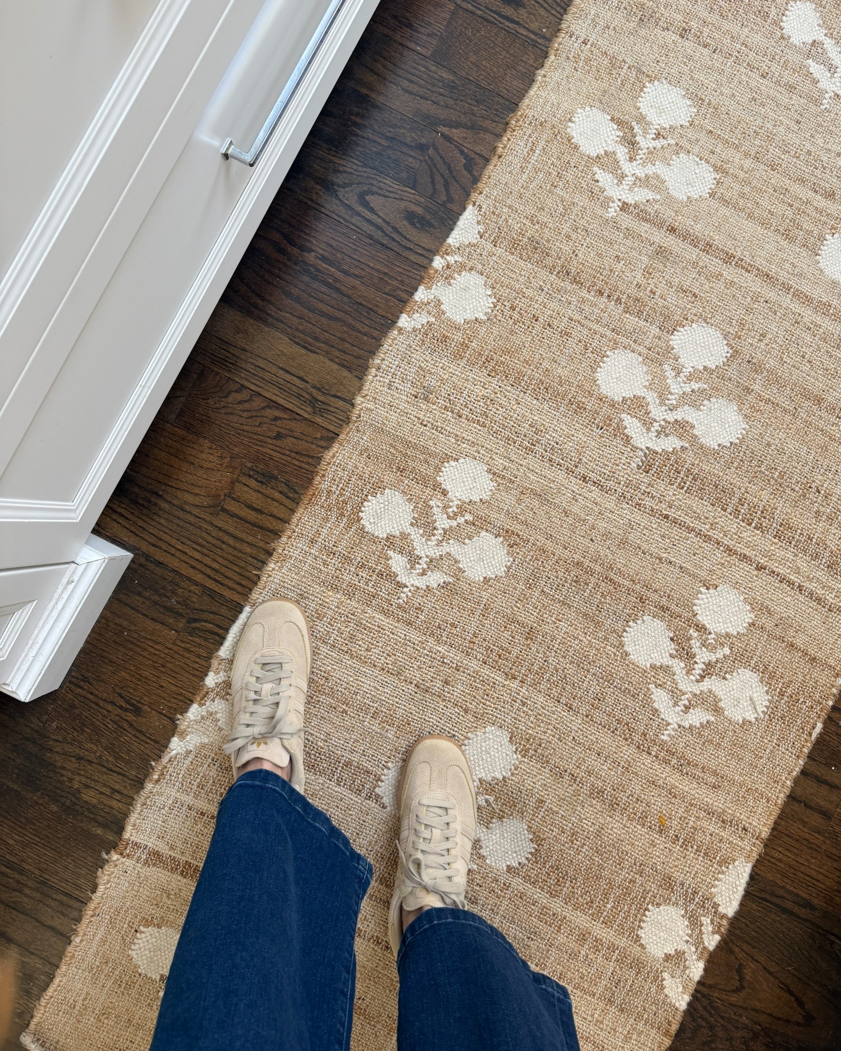 Favorite kitchen runner rug is over 50% off. Comes in a range of sizes 

jute sisal natural fiber rug runner beige home decor floral mughal flower

#LTKHome #LTKSaleAlert