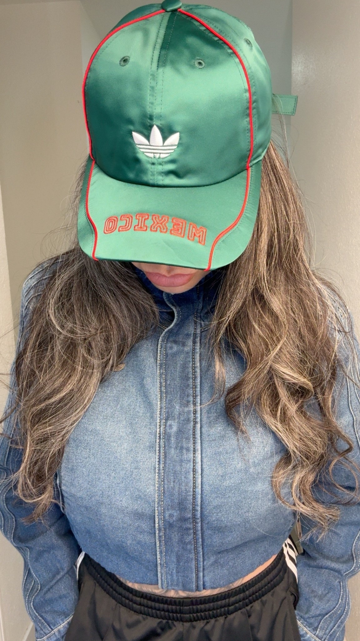 México on my crown 🇲🇽✨
satin adidas hat, soft shine + bold energy
futbol season but make it fashion 😏

shop my LTK — link in bio

#silverfox #adidasmexico #fifaworldcup2026 #adidasstyle #ltkstyle @adidas 

#LTKootd #LTKPetite #LTKOver40