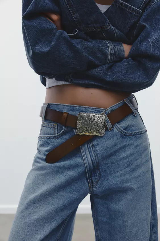 1.38 inch wide leather belt. Rectangular cowboy-style metal buckle. | Zara US