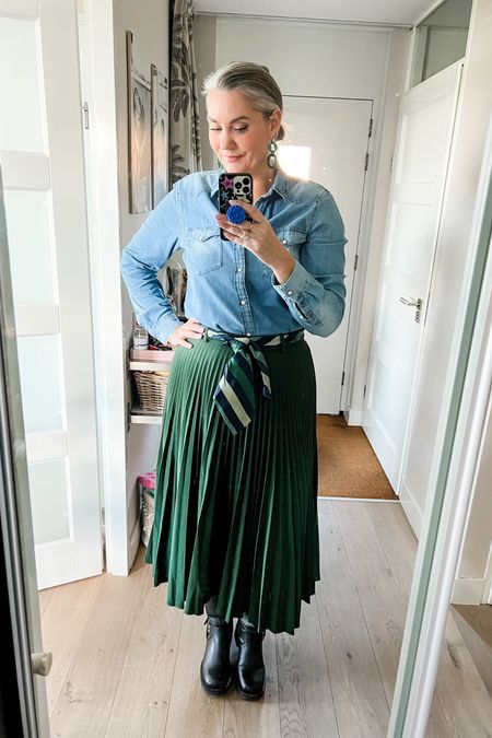 Ootd - Monday. Hiding my compression tights under a preloved green pleated skirt. Denim shirt is thrifted. Tie as a belt (also thrifted). Paired with high biker boots (van Haren). 



#LTKstyletip #LTKmidsize #LTKeurope