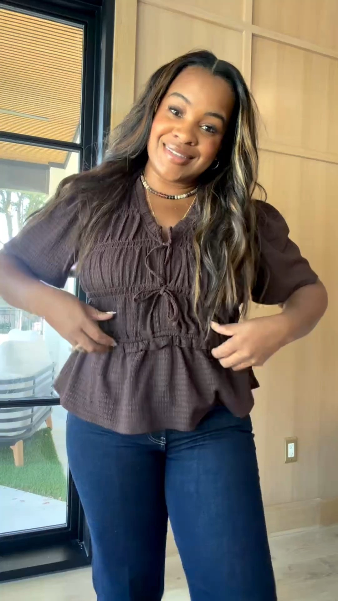 Look how stretchy this top is and it’s $13 ✨🤎 Great option for fall paired with these jeans!