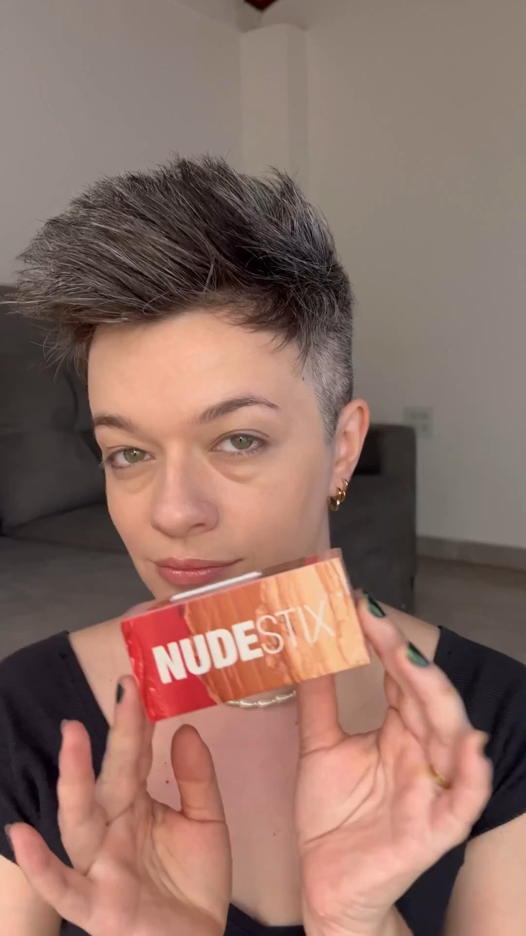 É um sonho de texturas, acabamentos, cores perfeitas e um skincare que me deixou apaixonada. Tenho certeza que vocês vão gostar assim como eu, pois são fórmulas maravilhosas e com certeza vou falar muito da marca por aqui! Inclusive já fiz um reel aqui contando sobre a chegada da marca, já viram?