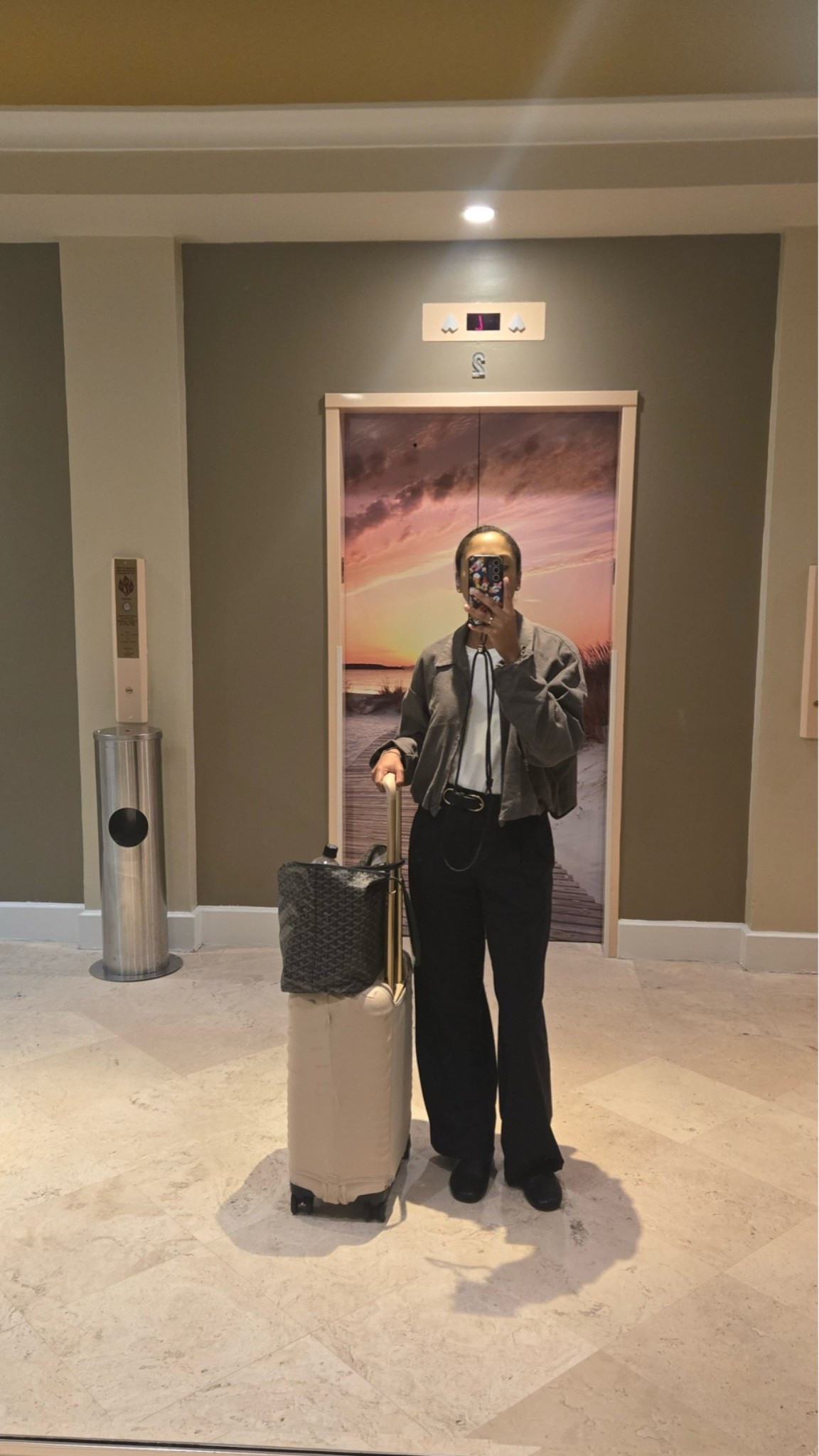 Travel days call for minimalist outfits! I love the Beis carry on for quick trips. Check out links to my outfit below ⬇️