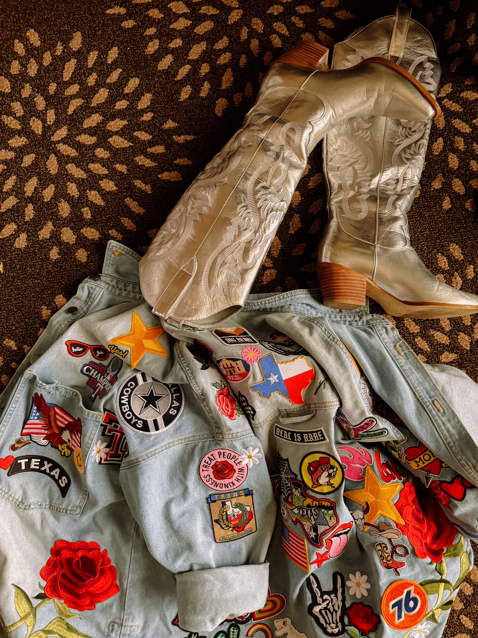Patch jean jacket is a DIY


#LTKbeauty #LTKstyletip #LTKfindsunder100