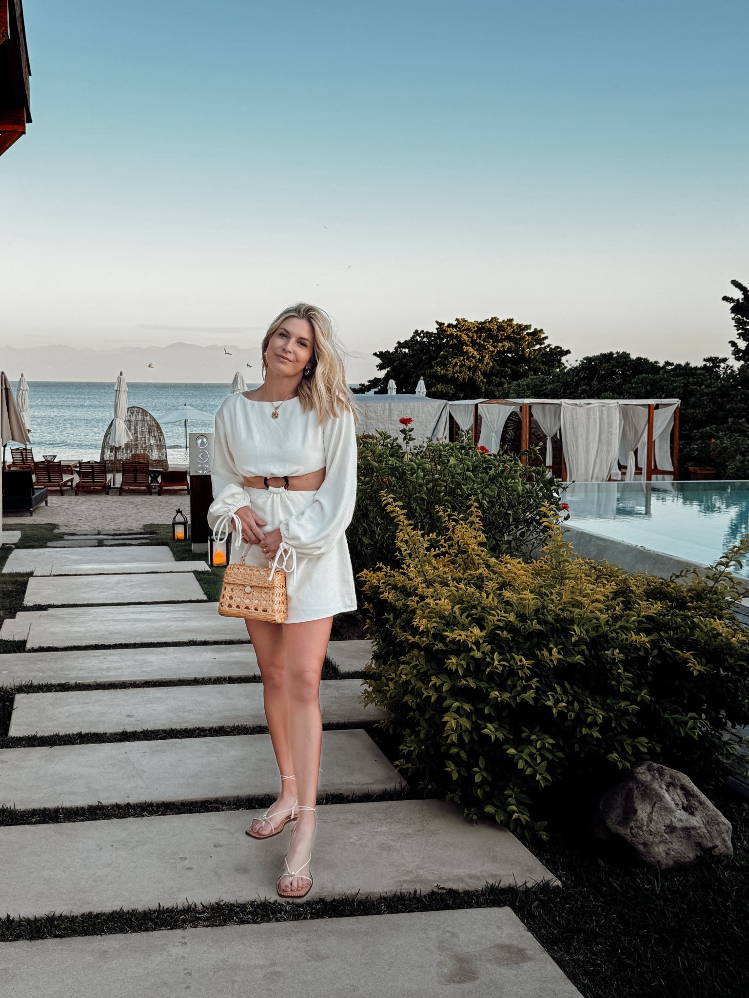 The easiest throw-on-and-go dress 🤍
The belt detail makes it so flattering — linking the exact one + similar options


#LTKTravel #LTKSeasonal #LTKootd