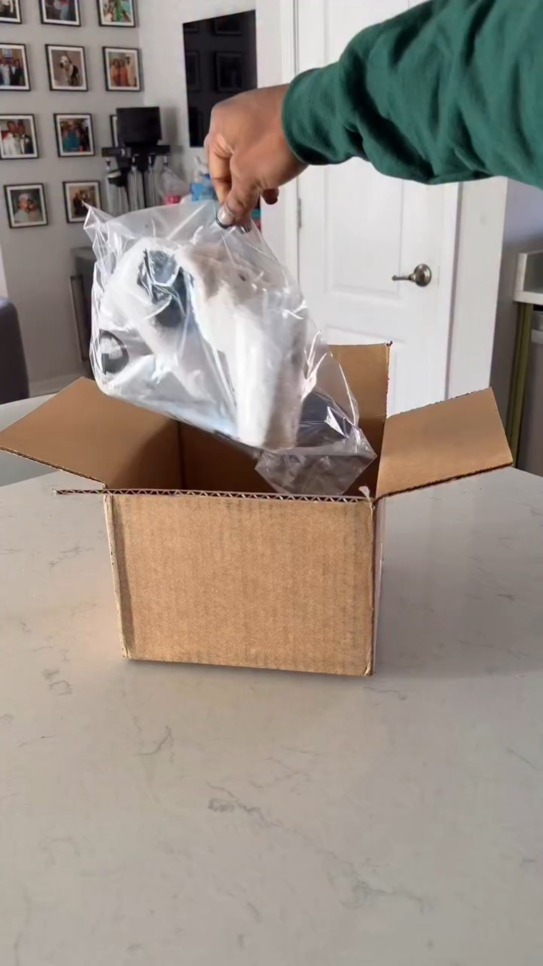 Team fitted or SnapBack? The dog ears really got me ready for the winter vibes 
🧢 @neweracap @neweracapstyle 
•
•
•
#hats #fittedhat #fittedcap #neweracap