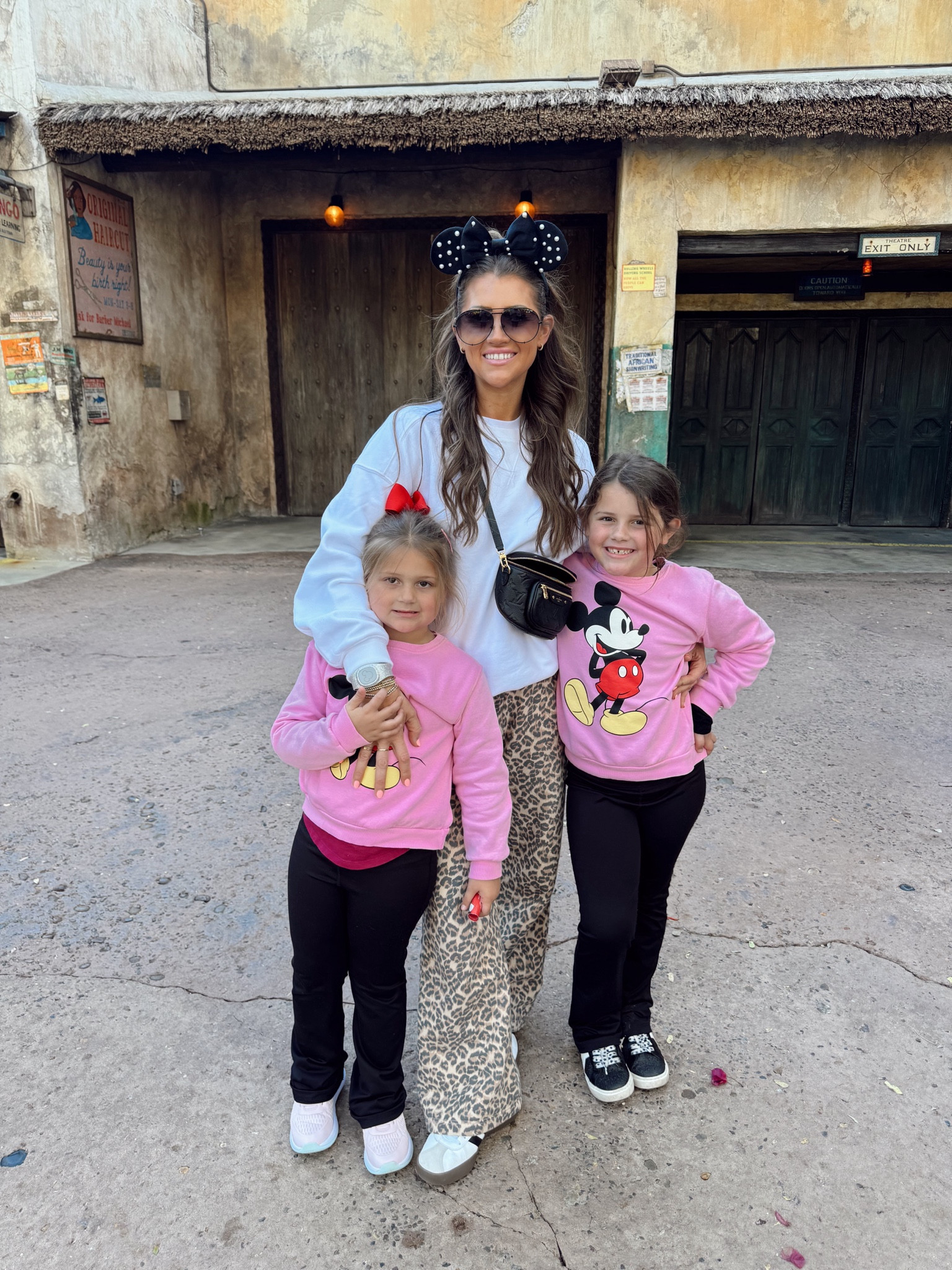 Disney outfits!! Wearing XS long sleeve tee layered under my sweatshirt / small sweatshirt / small SHORT pants // girls sweatshirts are H&M! Can’t find online anymore 😭 sorry!! That’s one of my fave places to buy their Disney stuff!! 




Loungewear
Travel outfit
Winter outfit 
Neutral style 
Disney outfit idea
Animal kingdom outfit 