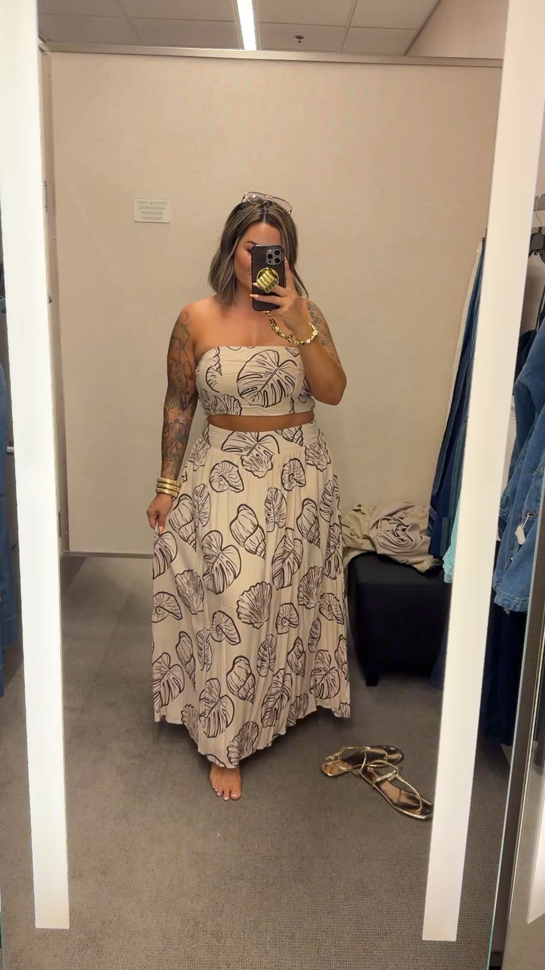 So cute for a vacation. Comes with straps for the top as well. 

Size L 
Fits tts and has stretch in the back of the top and skirt