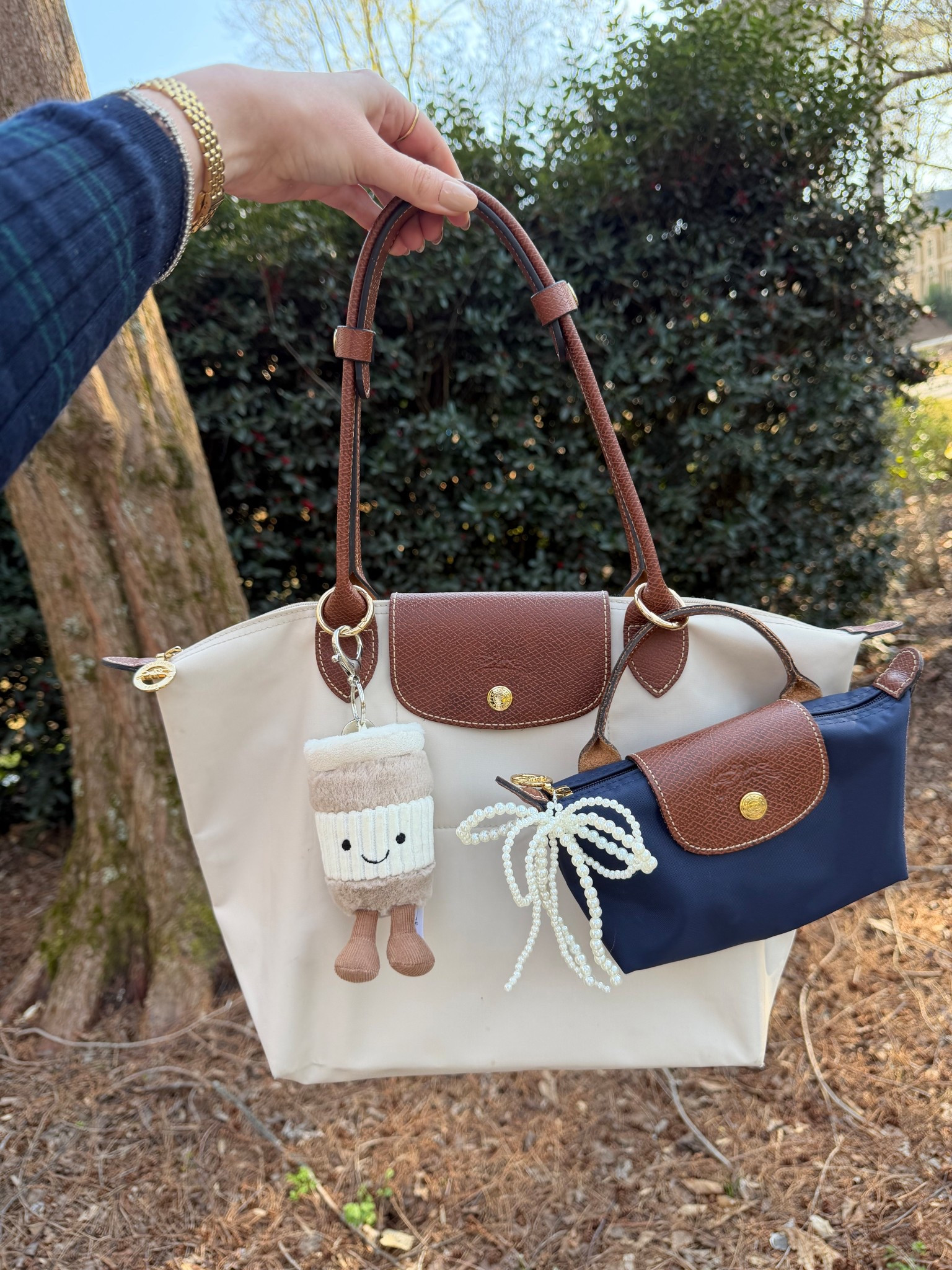 Bag of the day 💗 what’s better than one Longchamp Le Pliage? Two Longchamp Le pliages! 

I carried my medium Longchamp tote in paper and added the Longchamp pouch as a little bag charm/count purse 

Coffee cup bag charm
