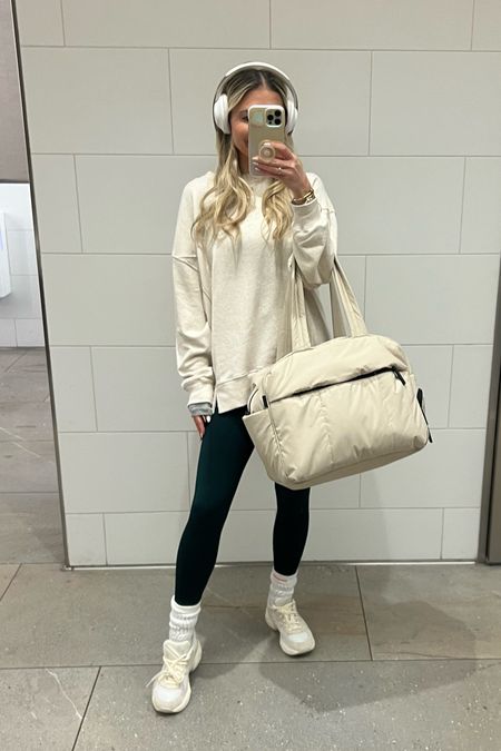 Today’s travel outfit ✔️ we were going to extra comfy cozy. 