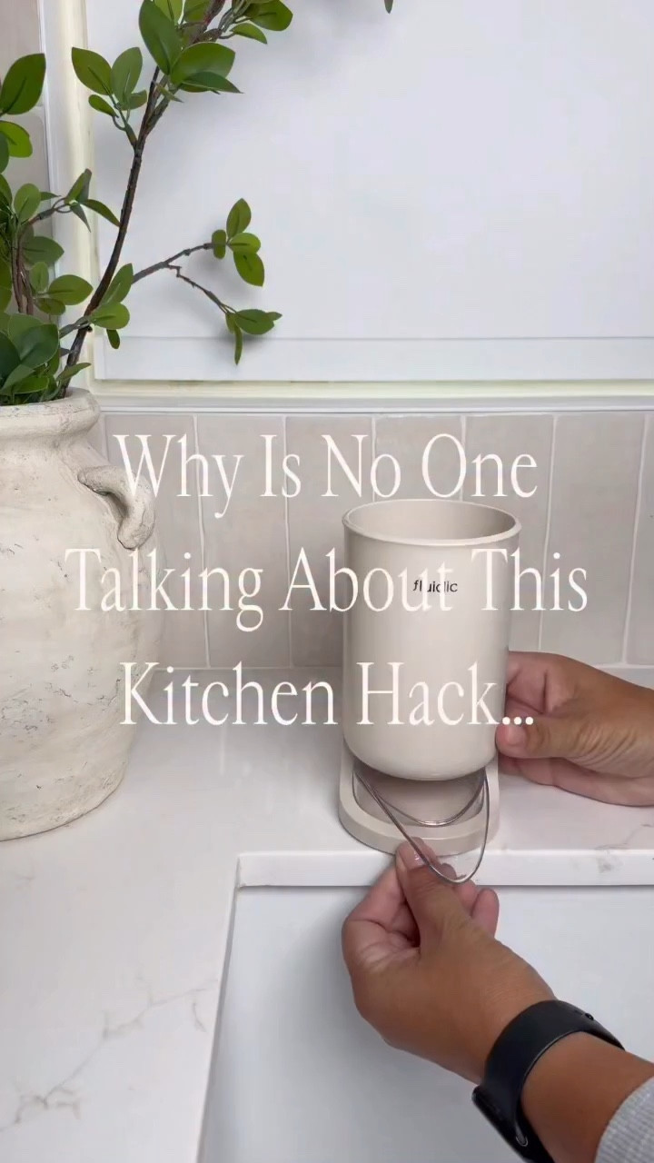 Utensil Drainer 🍴🧼💦🧽🫧✨ 

It’s always the smallest upgrades that make the biggest difference 🤍

This keeps my utensils dry, my counter clean, and somehow makes my whole sink area feel more put together.
Simple… but so satisfying.

It’s in my Amazon storefront under As Seen on IG & TikTok ✨

#homeinspo #aesthetickitchen #organizedhome #amazonfinds #cleanvibes