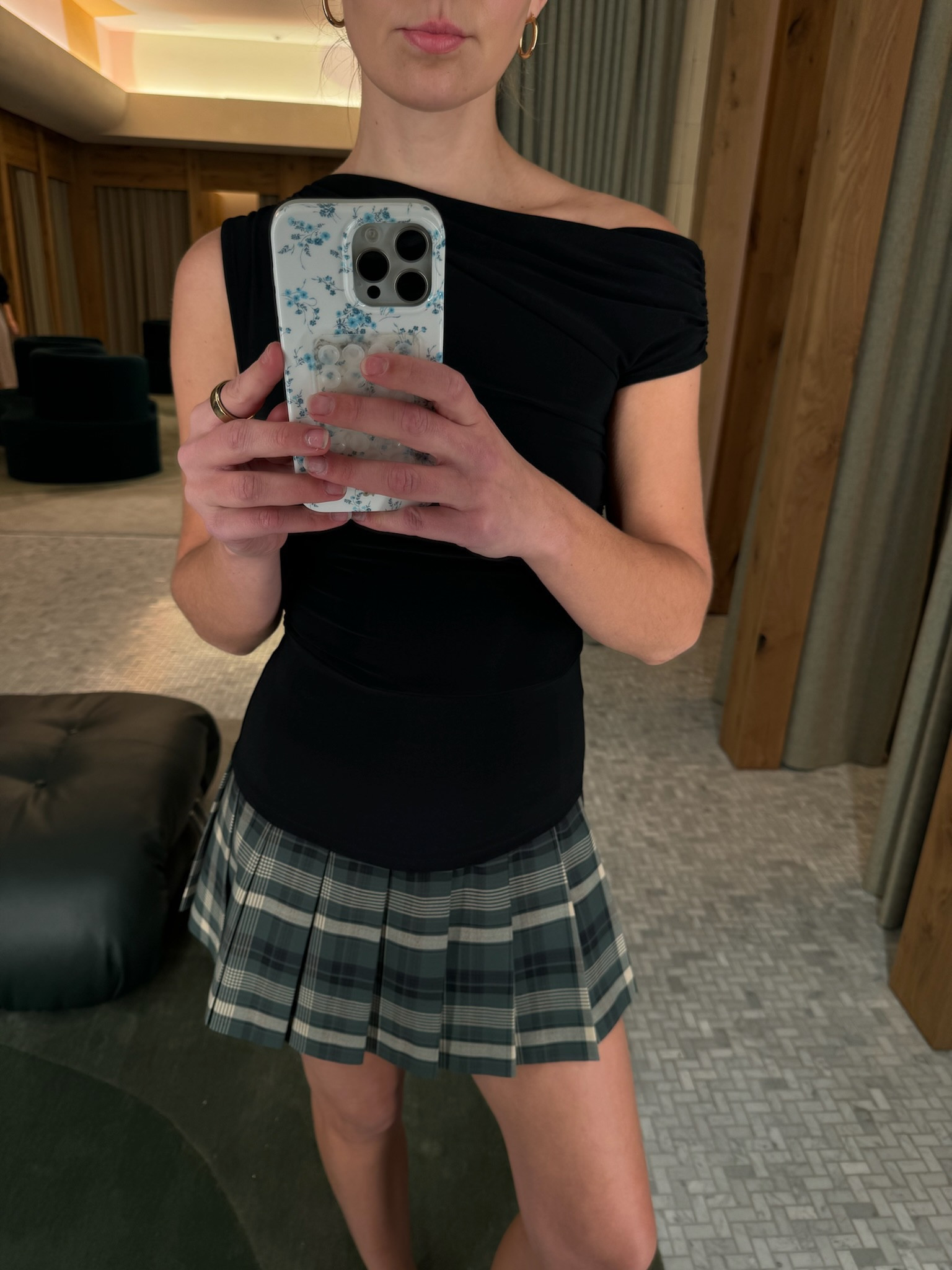 Aritzia Try On Haul!! Love the off the shoulder top!! 
wearing size xs in top and 0 in skirt

aritzia, try on haul, fall fashion, trendy fashion, aritzia too, aritzia jeans, aritzia fashion, chic style 

#LTKStyleTip