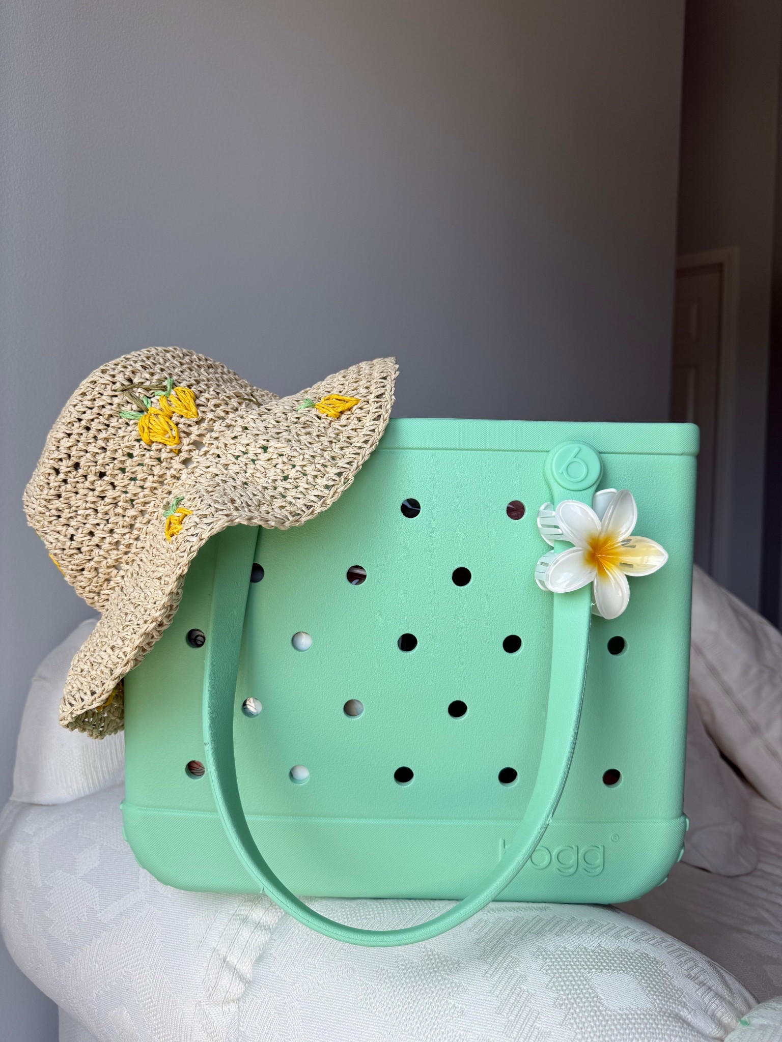 ☀️Summer essentials in one snap🌼
My go-to beach bag? This mint green Bogg Bag — waterproof, roomy, and adorable. Paired it with a straw hat for the perfect sunny-day vibe 🧺🌴
Everything’s linked for an easy add-to-cart moment. 

#LTKSummer #LTKunder100 #LTKFinds #BoggBag #BeachEssentials #MomOnTheGo #StyledByLTK #LTKTravel #SummerVibes #LinkedOnLTK


#LTKStyleTip #LTKSwim #LTKSeasonal