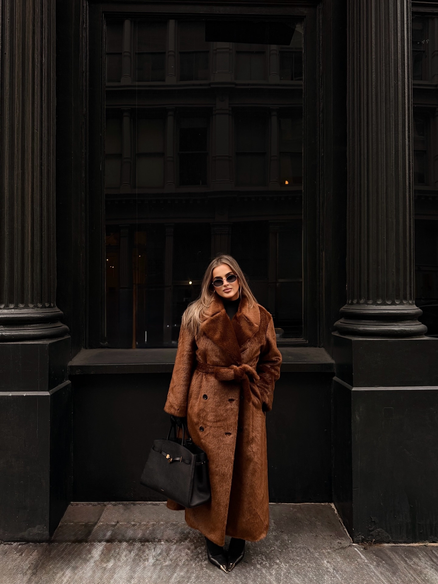 When the coat does all the work @mango 
.
.
.
.
.
.
.

#luxury #aesthetic #outfit #fashionblogger #fp #soho #nyc #furcoat #mango